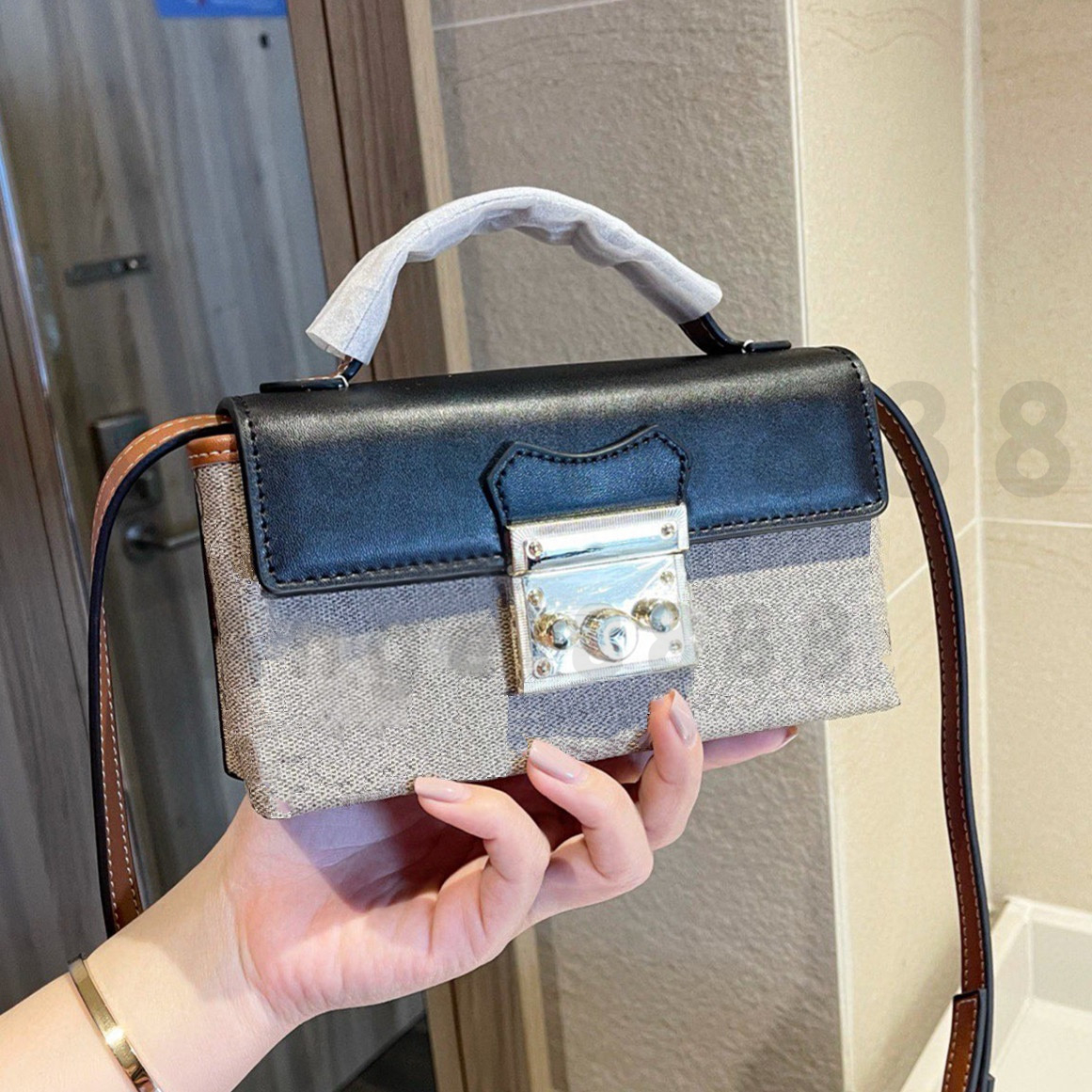 Luxury Designer Brand Fashion Shoulder High Quality flap bag classic style Handbags Metallic totes purse phone lock bags temperament lady Elegant cross body hobo, No bags
Luxury Designer Brand Fashion Shoulder High Quality flap bag classic style Handbags Metallic totes purse phone lock bags temperament lady Elegant cross body hobo, No bags
