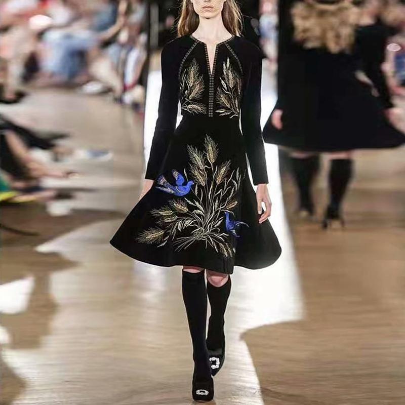 Casual Dresses Runway Fashion Spring Autumn Black Long Sleeve Embroidery Print Vintage Elegant Chic Women' Dress
Casual Dresses Runway Fashion Spring Autumn Black Long Sleeve Embroidery Print Vintage Elegant Chic Women' Dress