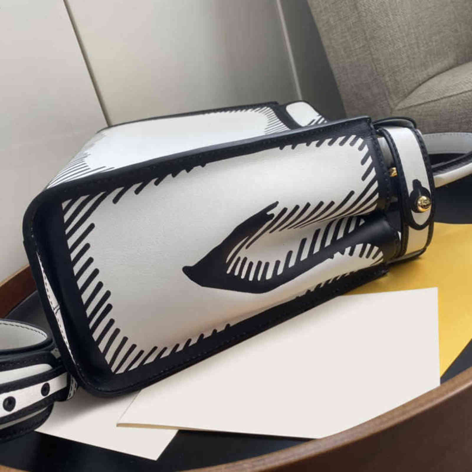 7A+Fashion New style women bags 290115 It is made of white leather and edges and details Classic twist locks on both sides Removable1th
7A+Fashion New style women bags 290115 It is made of white leather and edges and details Classic twist locks on both sides Removable1th