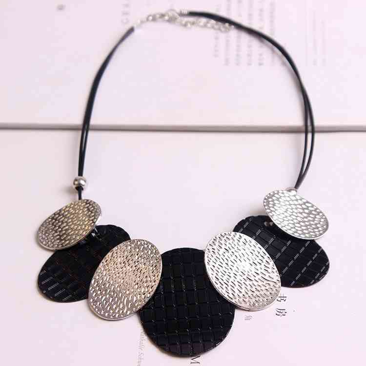 Winter Necklace Women's Accessories Clothing Exaggerated Design Temperament Sweater Chain Autumn and Short Style Simple Atmosphere