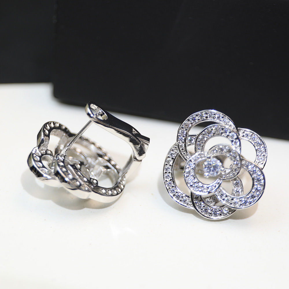 Pattern Hollow Earrings With Diamond Camellia Shining S925 Sterling Silver Fashion Luxury Platinum Brand Jewelry 2022 LOVE
Pattern Hollow Earrings With Diamond Camellia Shining S925 Sterling Silver Fashion Luxury Platinum Brand Jewelry 2022 LOVE