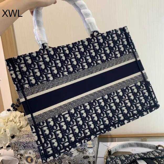 2020 Summer Python Pattern Tote dio Fashion Shoulder Christian Bag for Women Luxury Designer Brand Female Handbags cd Crossbody, Black;red
2020 Summer Python Pattern Tote dio Fashion Shoulder Christian Bag for Women Luxury Designer Brand Female Handbags cd Crossbody, Black;red