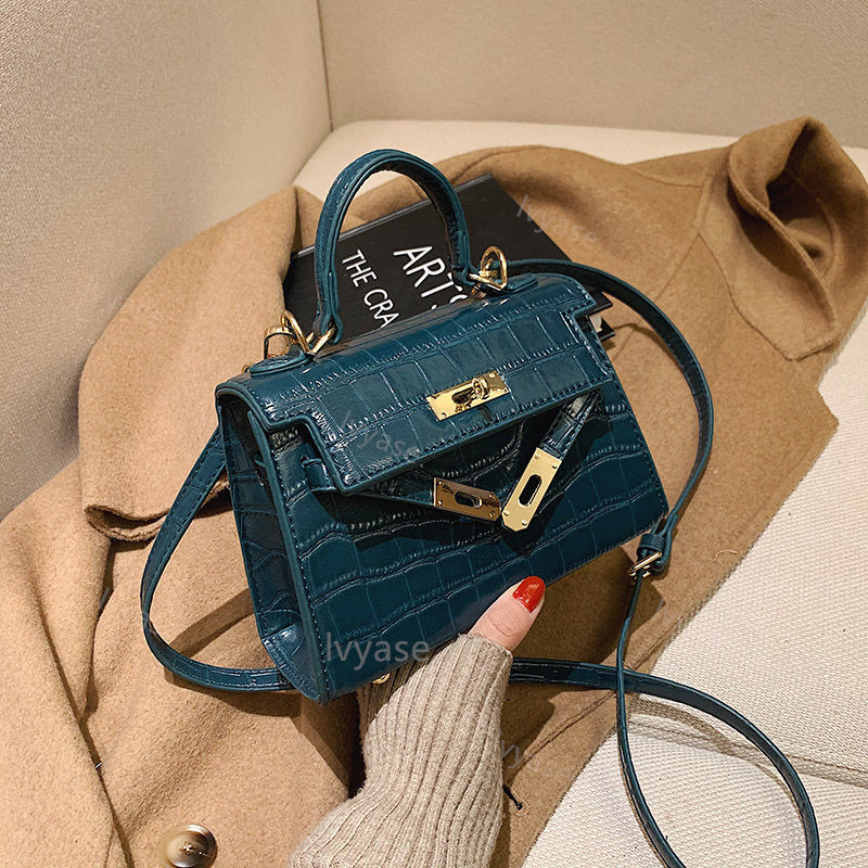 Newest woman Bag Fashion women Shoulder bags High quality 6 color package Size 16/19/13 cm Model
Newest woman Bag Fashion women Shoulder bags High quality 6 color package Size 16/19/13 cm Model
