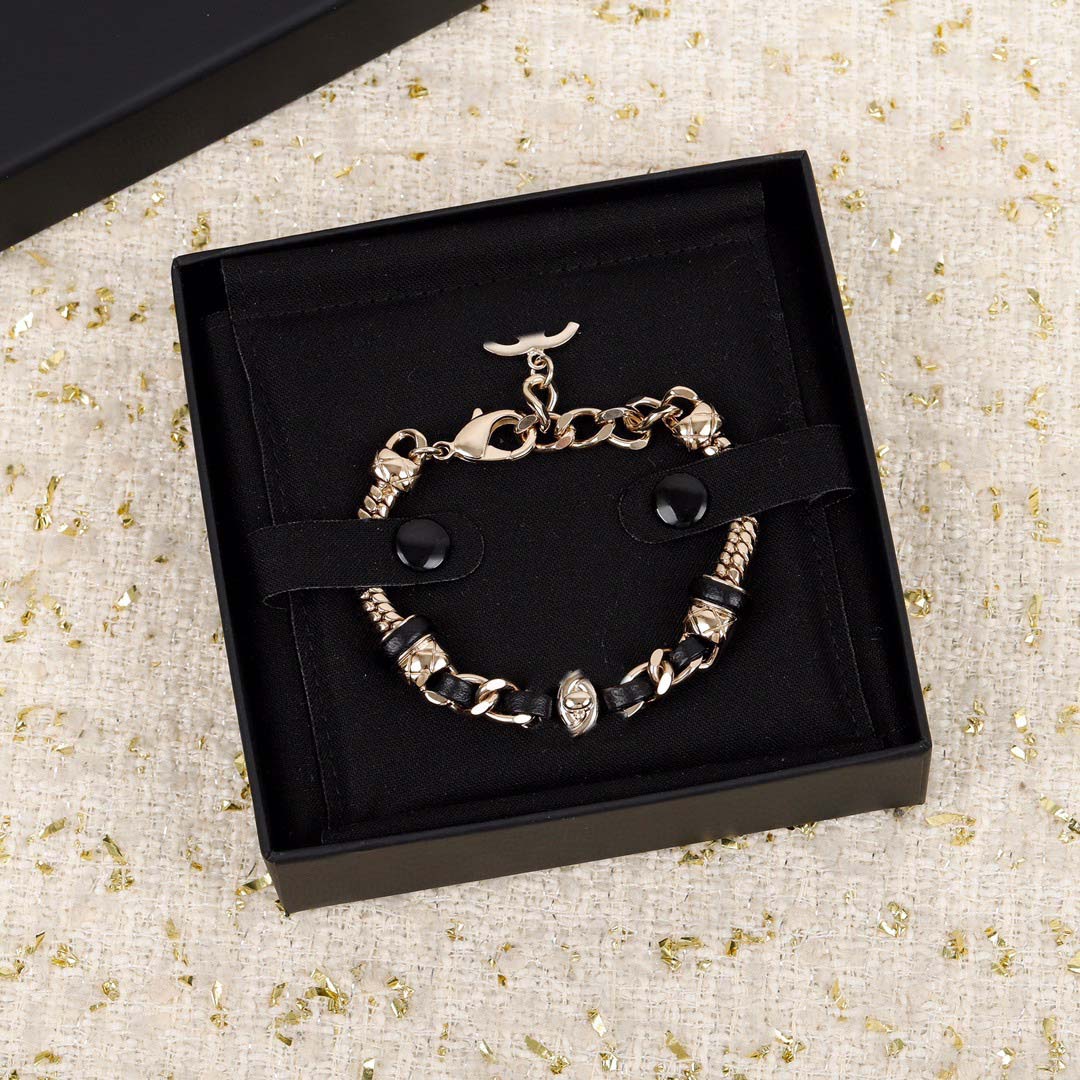 2021 Top quality charm bracelet with black genuine leather in 18k gold plated for women engagement jewelry gift have box stamp PS3075A
2021 Top quality charm bracelet with black genuine leather in 18k gold plated for women engagement jewelry gift have box stamp PS3075A