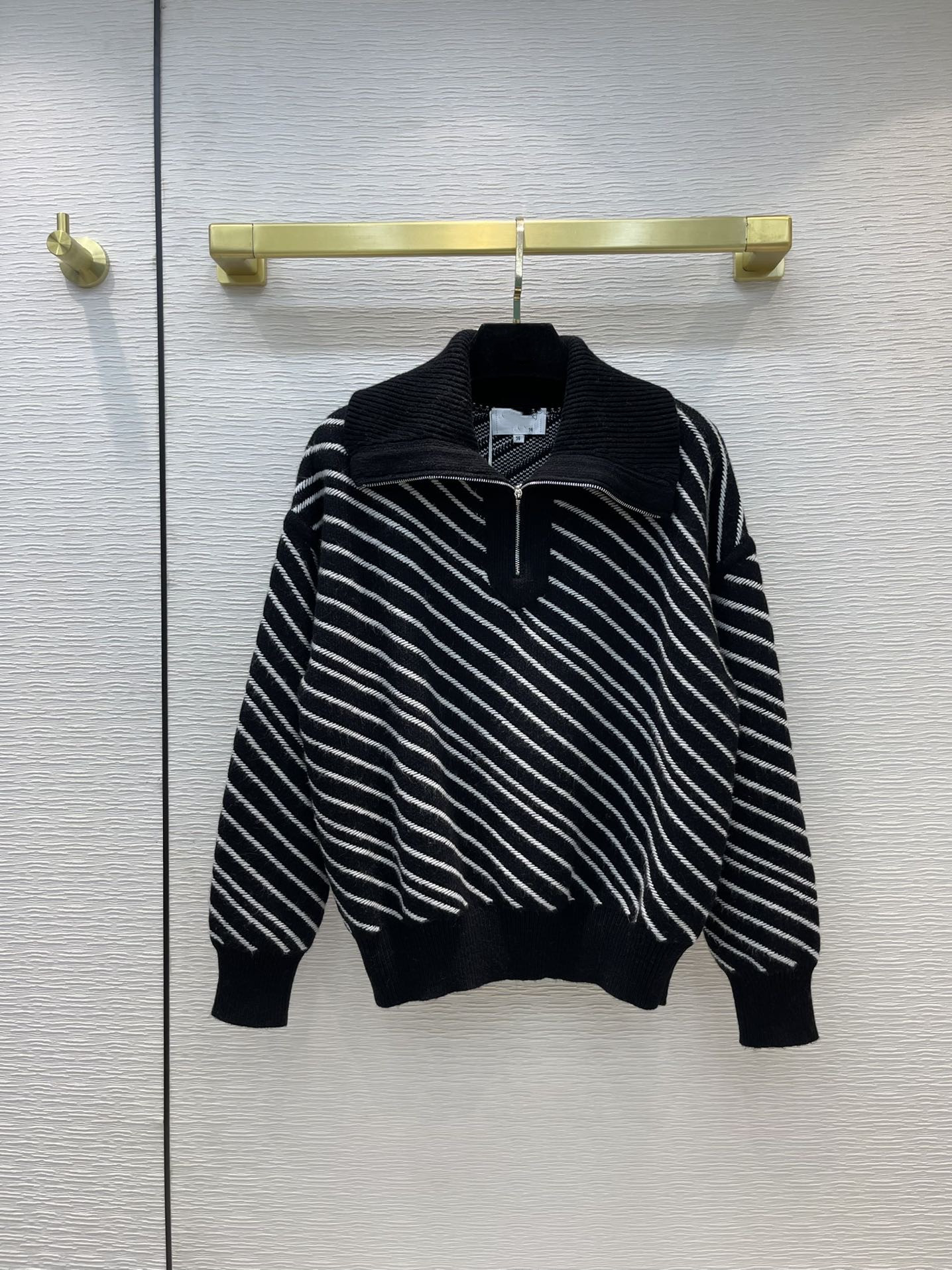 Milan Runway Sweaters 2021 Autumn Long Sleeves Lapel Neck Women' Sweater High End Jacquard Pullovers Designer Coat 0815-5, Picture color
Milan Runway Sweaters 2021 Autumn Long Sleeves Lapel Neck Women' Sweater High End Jacquard Pullovers Designer Coat 0815-5, Picture color
