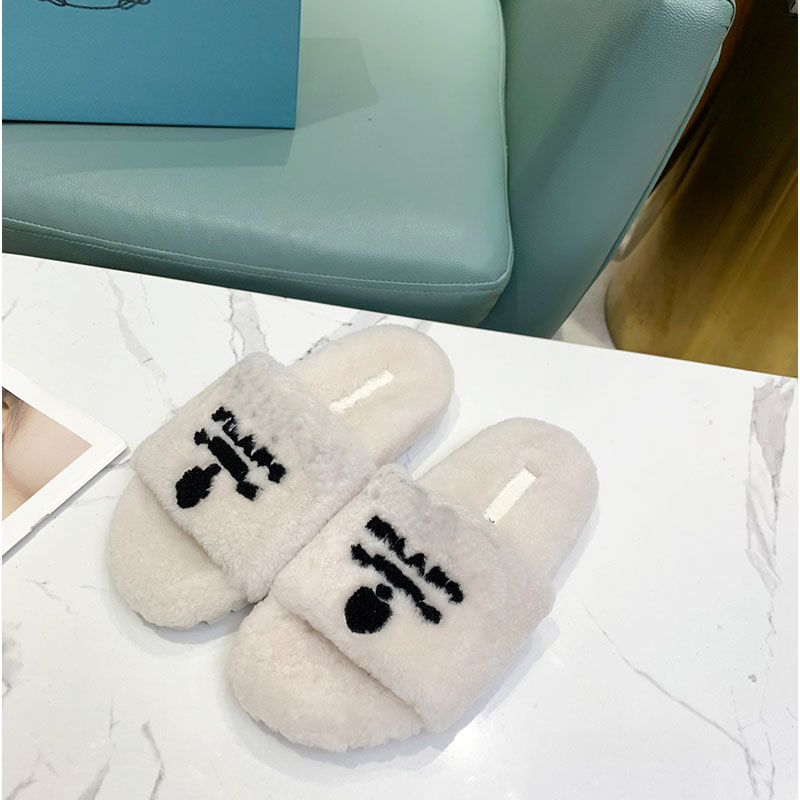 2021 Italian designer New Warm woolen Sheepskin Winter slipper Casual Shoe Flat Slide flip flops QUALITYwith35-42 With boxx, Black
2021 Italian designer New Warm woolen Sheepskin Winter slipper Casual Shoe Flat Slide flip flops QUALITYwith35-42 With boxx, Black