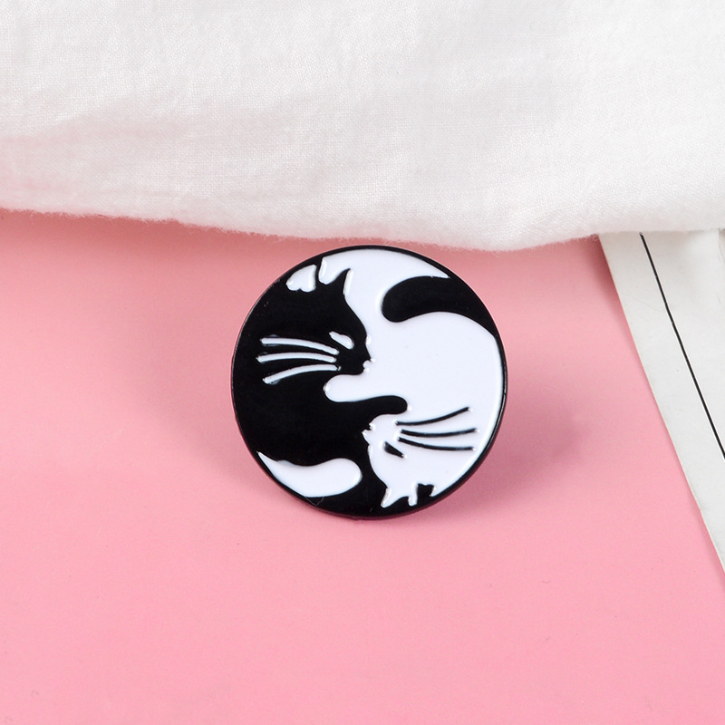 European Black And White Cat Clasp Round Brooches Pins Unisex Alloy Circle Cowboy Bag Badge Ornaments Accessories For Suit Backpack Clothes Hat Animal Brooches
European Black And White Cat Clasp Round Brooches Pins Unisex Alloy Circle Cowboy Bag Badge Ornaments Accessories For Suit Backpack Clothes Hat Animal Brooches