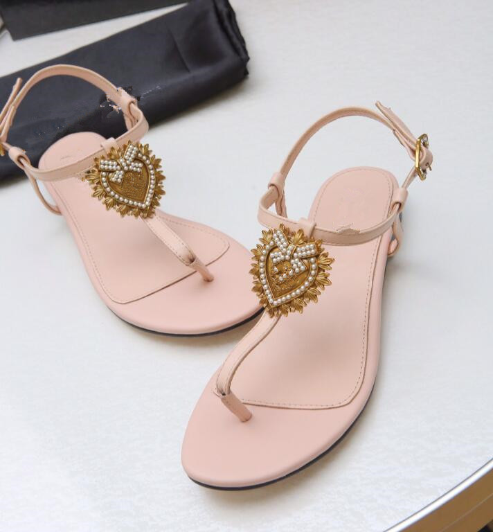 2022 Gold Rivet Sandals Luxury Designers Women Slippers Flat Heel Sliders Calfskin All-match Stylist Shoes Flat Heels With Box, 09
2022 Gold Rivet Sandals Luxury Designers Women Slippers Flat Heel Sliders Calfskin All-match Stylist Shoes Flat Heels With Box, 09