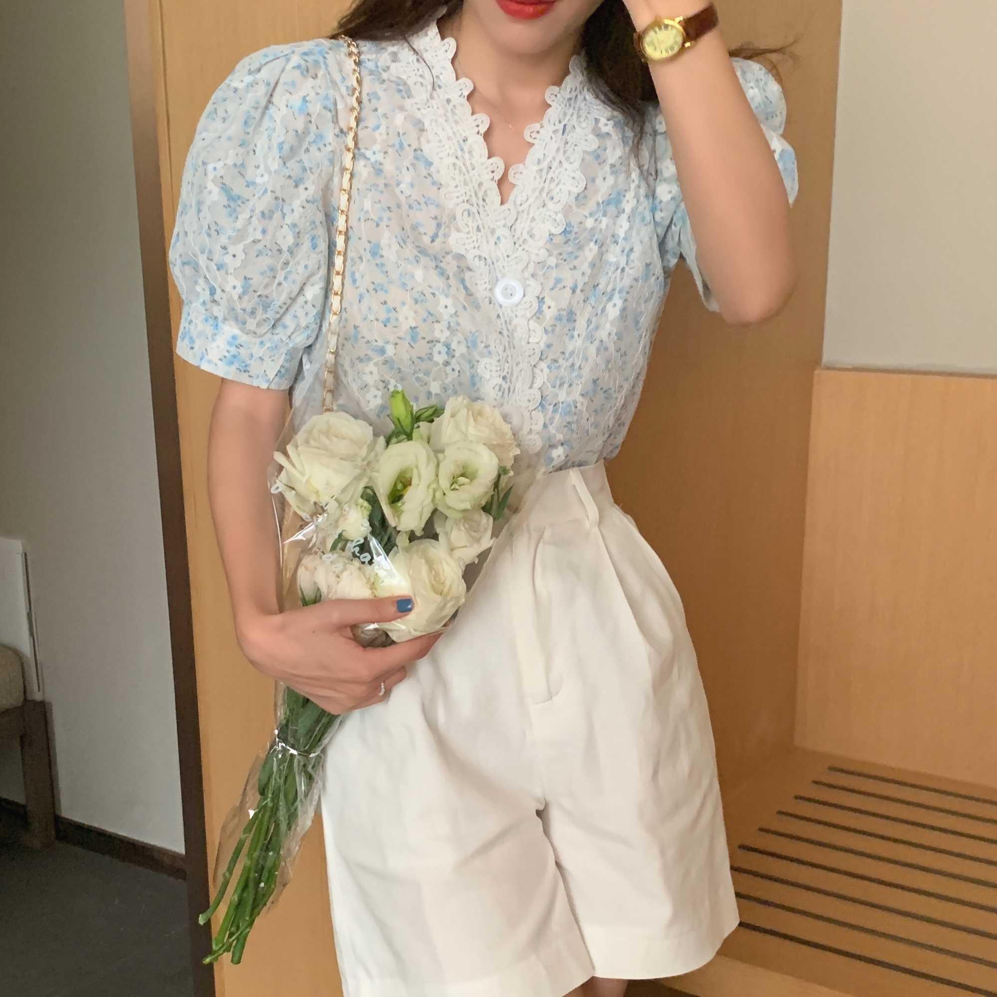 Korejpaa Women Shirt Summer Korean Chic Gentle Thin V-Neck Lace Stitching Single-Breasted Puff Sleeve Small Floral Blouses 210526