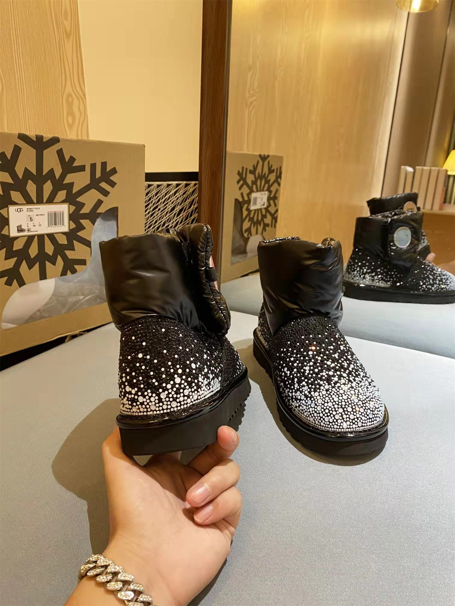 2022 Comfore Ankle Boots Women Soft Down Shoe Designer Flat Shoes Starry Sky Sparkling Rhinestone Decoration Australian Sheepskin Lining Winter Snow Boots, Colorful white
2022 Comfore Ankle Boots Women Soft Down Shoe Designer Flat Shoes Starry Sky Sparkling Rhinestone Decoration Australian Sheepskin Lining Winter Snow Boots, Colorful white