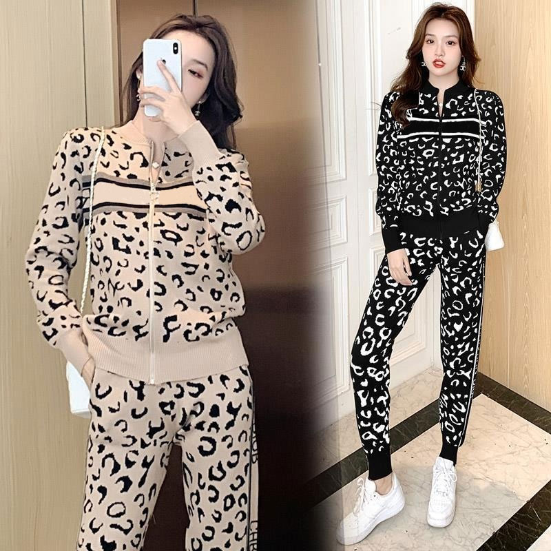 22FW New womens set designer tracksuit Fashion tracksuits Brand Fashion Leopard Letter Embroidery Zipper Cardigan two piece sets, Gray
22FW New womens set designer tracksuit Fashion tracksuits Brand Fashion Leopard Letter Embroidery Zipper Cardigan two piece sets, Gray
