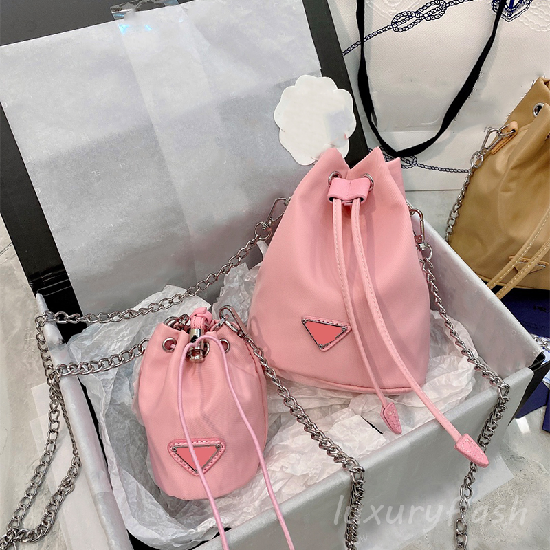 Latest 3 Color Canvas Bucket Shoulder Bag 2021 Summer Top Quality Drawstring Chain Women Crossbody Bags Designers Brands Luxurys Lady Fashion Purse Wholesale, Box(not sale separately)
Latest 3 Color Canvas Bucket Shoulder Bag 2021 Summer Top Quality Drawstring Chain Women Crossbody Bags Designers Brands Luxurys Lady Fashion Purse Wholesale, Box(not sale separately)
