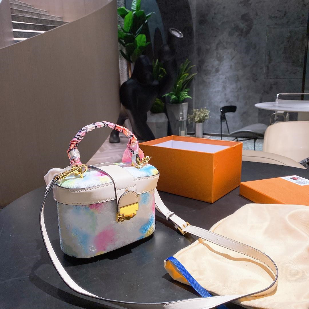 Designers luxurys cosmetic bags fashion women shoulder bag case wash handbags senior high quality with silk, With box
Designers luxurys cosmetic bags fashion women shoulder bag case wash handbags senior high quality with silk, With box