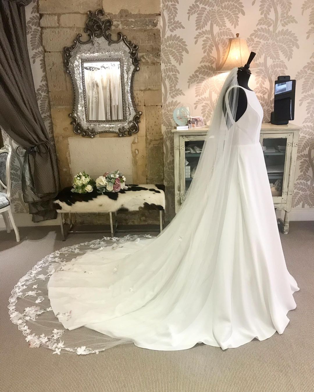 Beautiful Veils Appliques Lace with Comb Bridal for Girls Cathedral Luxury Long Chapel Length Simple Retro Wedding Photo