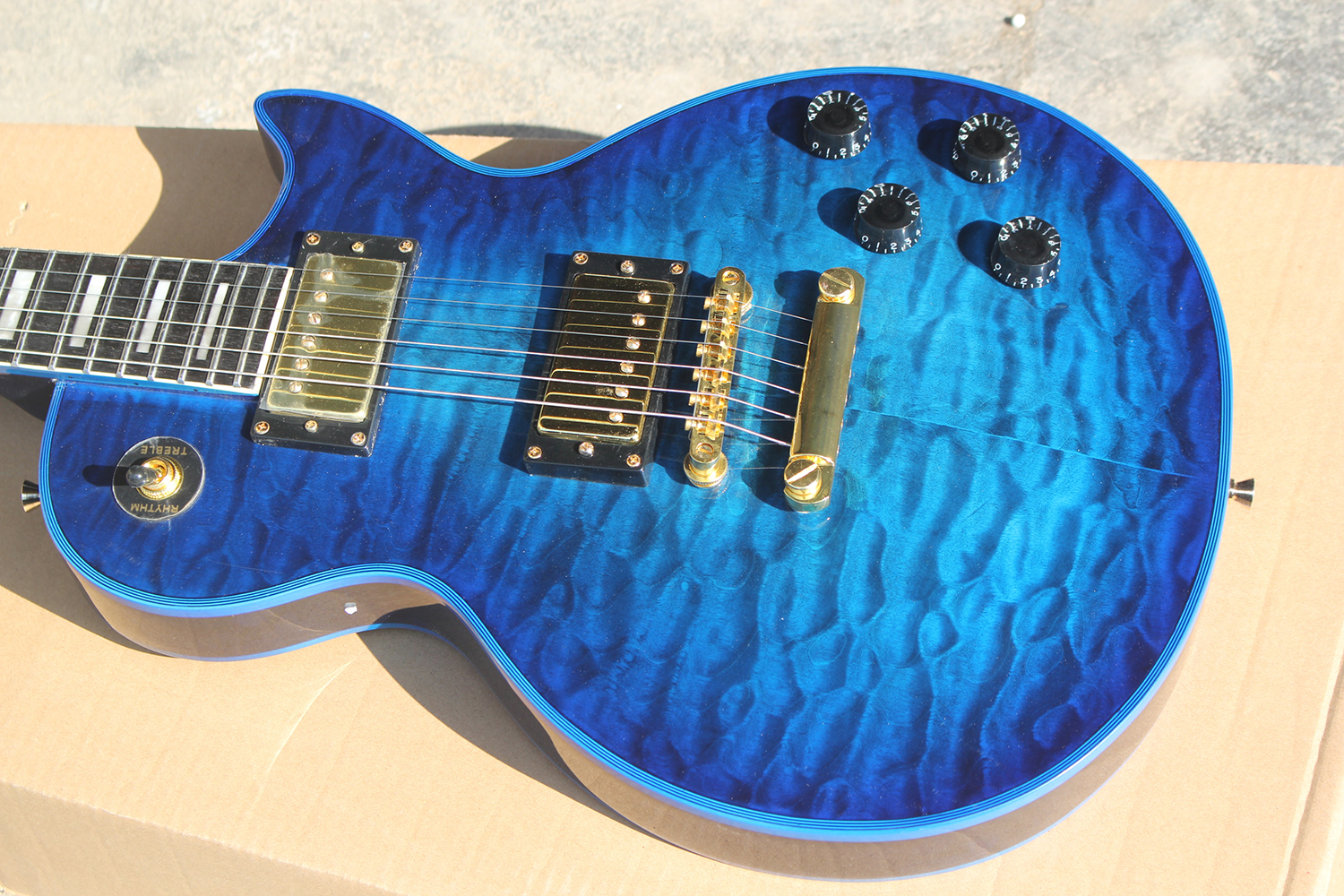 Factory Custom Blue Electric Guitar with Rosewood Fretboard,Clouds Maple Veneer,Blue Binding Body and Neck,Offer Customized
Factory Custom Blue Electric Guitar with Rosewood Fretboard,Clouds Maple Veneer,Blue Binding Body and Neck,Offer Customized