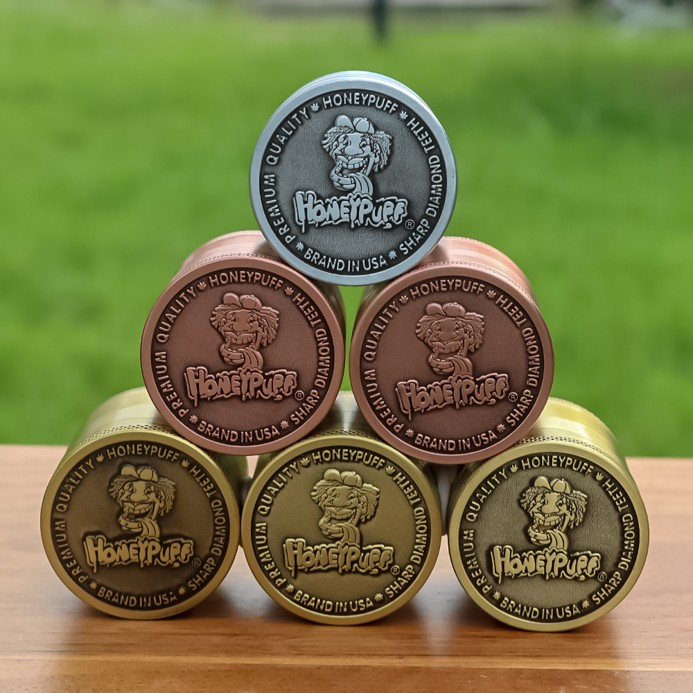 HONEYPUFF Engraved Zinc Alloy Smoking Herb Grinder 40*25MM 3 Piece Metal Tobacco Grinders Cruhser Smoke Hand Pipes Accessories Wholesale
HONEYPUFF Engraved Zinc Alloy Smoking Herb Grinder 40*25MM 3 Piece Metal Tobacco Grinders Cruhser Smoke Hand Pipes Accessories Wholesale