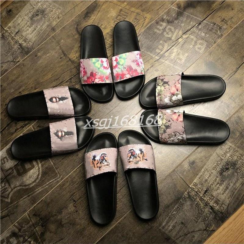 Classic Men Women Slippers G Marque Designer Rubber Slides Sandal Flat Blooms Strawberry Tiger Bees Green Black White Fashion Shoes Beac hho
Classic Men Women Slippers G Marque Designer Rubber Slides Sandal Flat Blooms Strawberry Tiger Bees Green Black White Fashion Shoes Beac hho