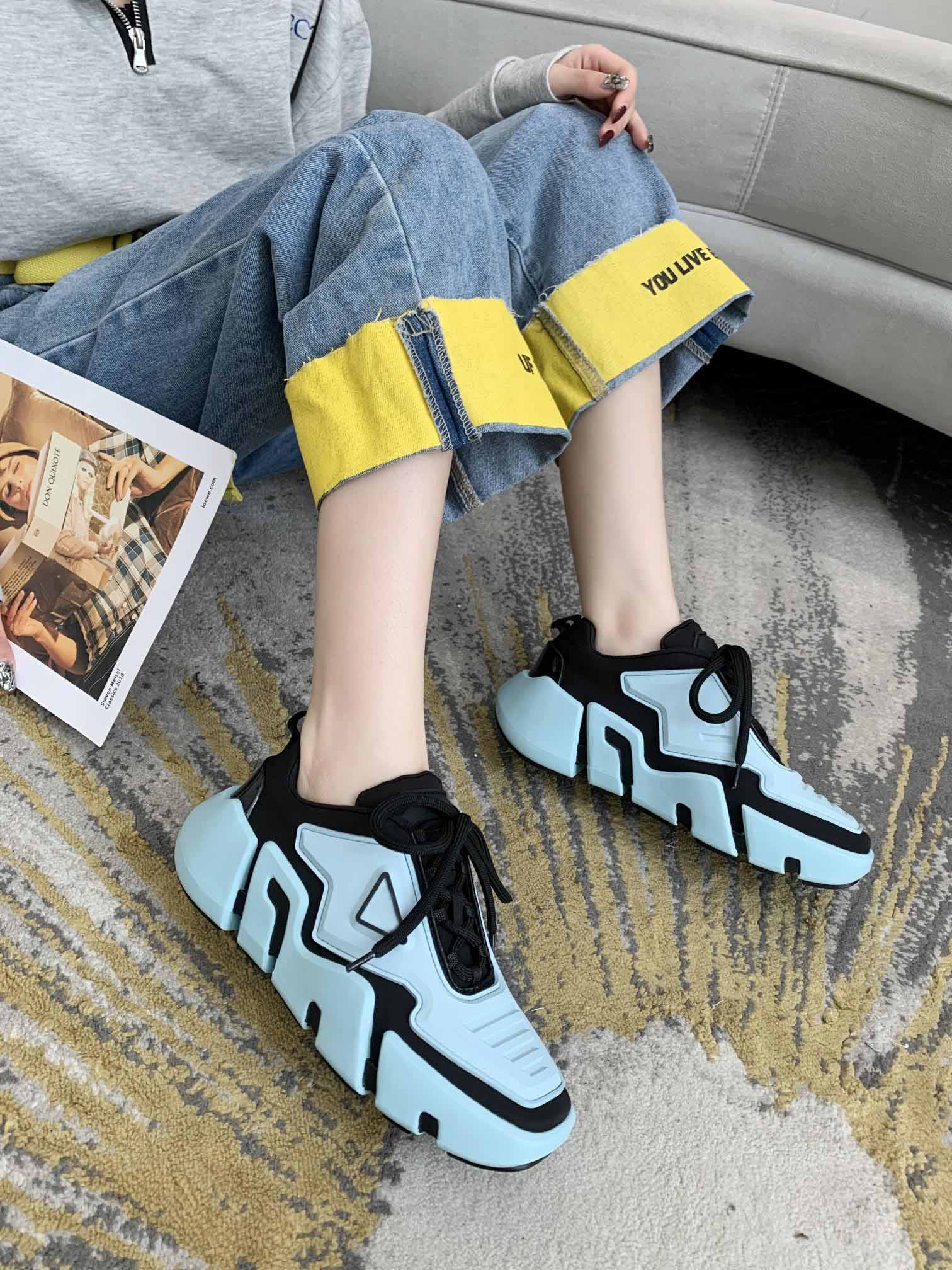Top fashion Fabric lining Polyester laces 4cm thick-soled women shoes rubber sole with a modernist line details in relief Three-dimensional, Black
Top fashion Fabric lining Polyester laces 4cm thick-soled women shoes rubber sole with a modernist line details in relief Three-dimensional, Black