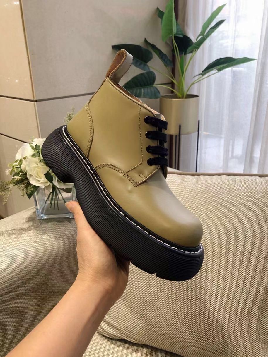 2021 women & men latest designer boots soft cowhide leather thick muffin bottom exquisite technology support slip-on comfort size for 35-45 high quality, Black
2021 women & men latest designer boots soft cowhide leather thick muffin bottom exquisite technology support slip-on comfort size for 35-45 high quality, Black