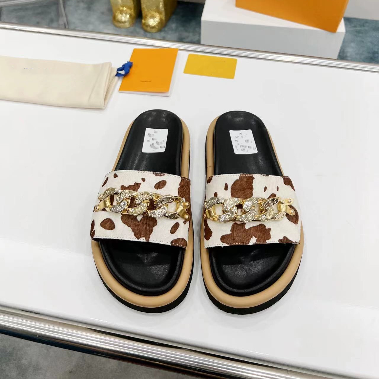 2022 Fashion Leopard Slippers Men's Chain Decoration Women's Summer Sandals Ladies Flip-Flops Slippers Indoor Beach Casual Lace Box, Black
2022 Fashion Leopard Slippers Men's Chain Decoration Women's Summer Sandals Ladies Flip-Flops Slippers Indoor Beach Casual Lace Box, Black