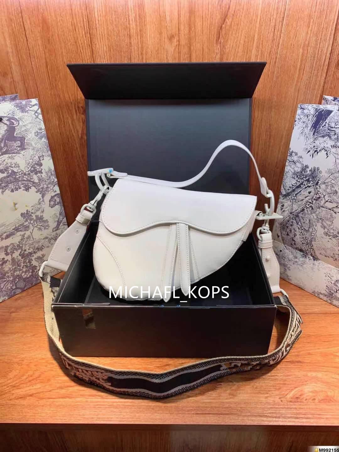 Top Quality Luxurys Designers Women Saddle bag Fashion Bags Simple Plain Letter Genuine Leather Shoulder Bags Lady 2021 CrossBody Handbags, Grey with logo
Top Quality Luxurys Designers Women Saddle bag Fashion Bags Simple Plain Letter Genuine Leather Shoulder Bags Lady 2021 CrossBody Handbags, Grey with logo