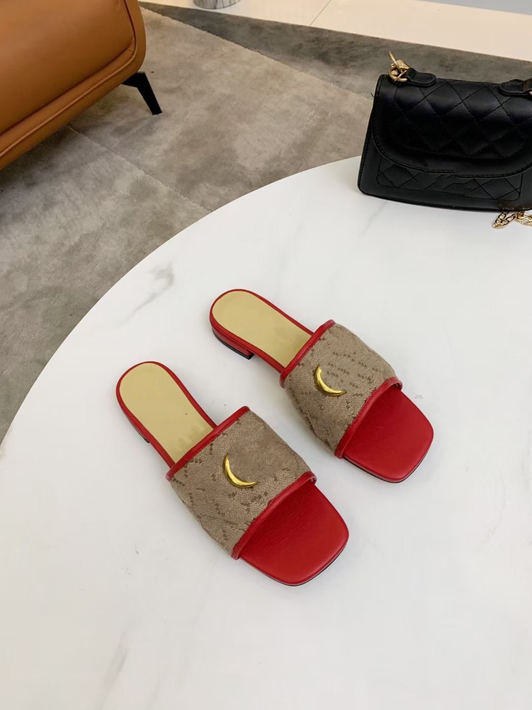 Designer Summer Beach fashion women Lazy Low heeled flops leather Letters lady Cartoon slippers luxury Metal Ladies 35-42 mkj002
Designer Summer Beach fashion women Lazy Low heeled flops leather Letters lady Cartoon slippers luxury Metal Ladies 35-42 mkj002