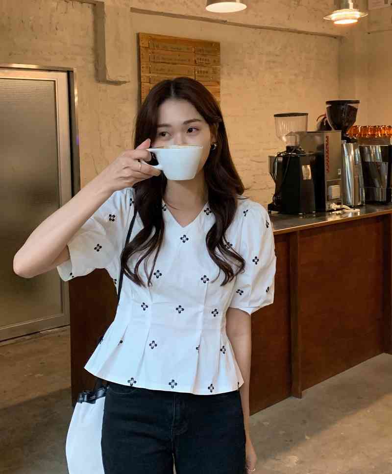 White V Neck Puff Sleeve Floral Embroidery Blouse Women Fashion Sweet Chic Korean Summer Slim Waist Temperament Short Top 210429