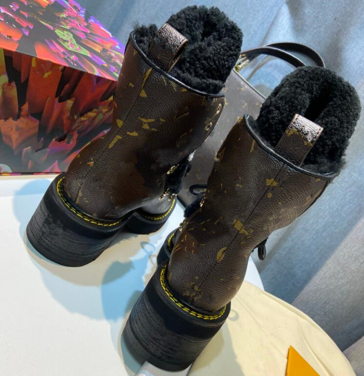 2022 ankle boots luxury women's designer thick Laureate brand Creeper Old Flower design lace-up Martin boots ladies fashion winter short boots original box
2022 ankle boots luxury women's designer thick Laureate brand Creeper Old Flower design lace-up Martin boots ladies fashion winter short boots original box