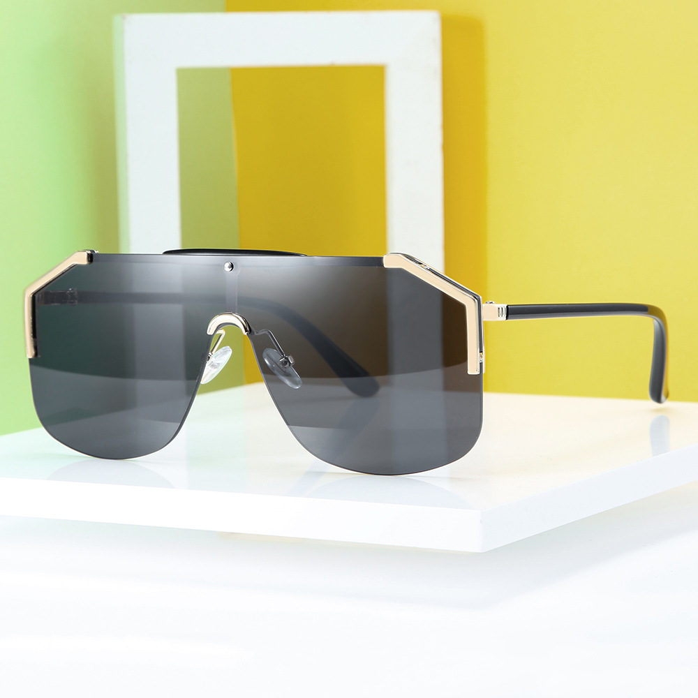 Luxury One-piece Lens Sunglasses Men and Women Brand Design Fashion Trend Street Shooting Sun Glasses UV400 High Quality
Luxury One-piece Lens Sunglasses Men and Women Brand Design Fashion Trend Street Shooting Sun Glasses UV400 High Quality