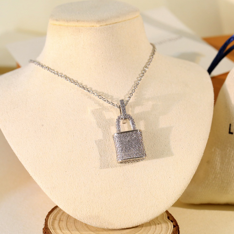 2022 new luxury full diamond crystal necklace high quality 18K gold plated necklace for woman classic design lock stainless steel jewelry
2022 new luxury full diamond crystal necklace high quality 18K gold plated necklace for woman classic design lock stainless steel jewelry