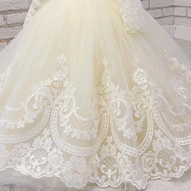 2021 Ivory Lace Flower Girl Dresses Ball Gown Long Sleeves Vintage Lilttle Kids Birthday Pageant Weddding Gowns