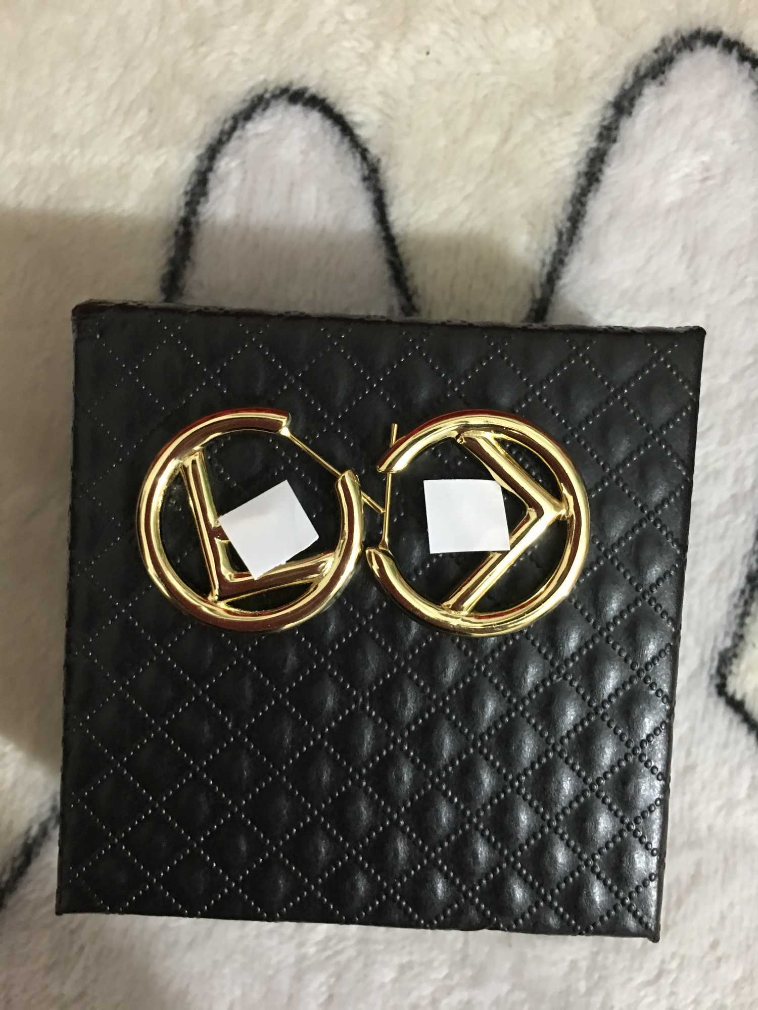 Hot new style earrings simple European and American fashion trendy wild round letter earrings female earrings fast delivery
Hot new style earrings simple European and American fashion trendy wild round letter earrings female earrings fast delivery