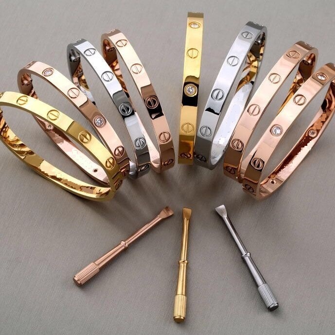 have box carti Ladies rings Pendant Necklaces Screw Bracelets Van Party Wedding Couple Gift Love Bracelet Luxury Cleef Designer colors Rose Gold Silver with diamond
have box carti Ladies rings Pendant Necklaces Screw Bracelets Van Party Wedding Couple Gift Love Bracelet Luxury Cleef Designer colors Rose Gold Silver with diamond