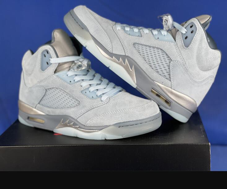 Suede 5 WMNS Bluebird Basketball Shoes 5s Photo Blue Football Grey-Metallic Silver-White Men Women Outdoor Sports Sneakers With Original box DD9336-400
Suede 5 WMNS Bluebird Basketball Shoes 5s Photo Blue Football Grey-Metallic Silver-White Men Women Outdoor Sports Sneakers With Original box DD9336-400