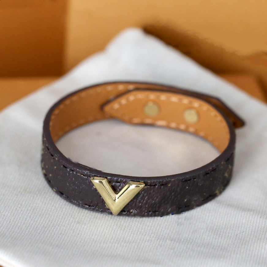 Letter Flower Bracelet Leather Pyramid Best Products Bracelet Real Sheepskin 316 Steel Electroplating 18k Bracelet for Woman
Letter Flower Bracelet Leather Pyramid Best Products Bracelet Real Sheepskin 316 Steel Electroplating 18k Bracelet for Woman