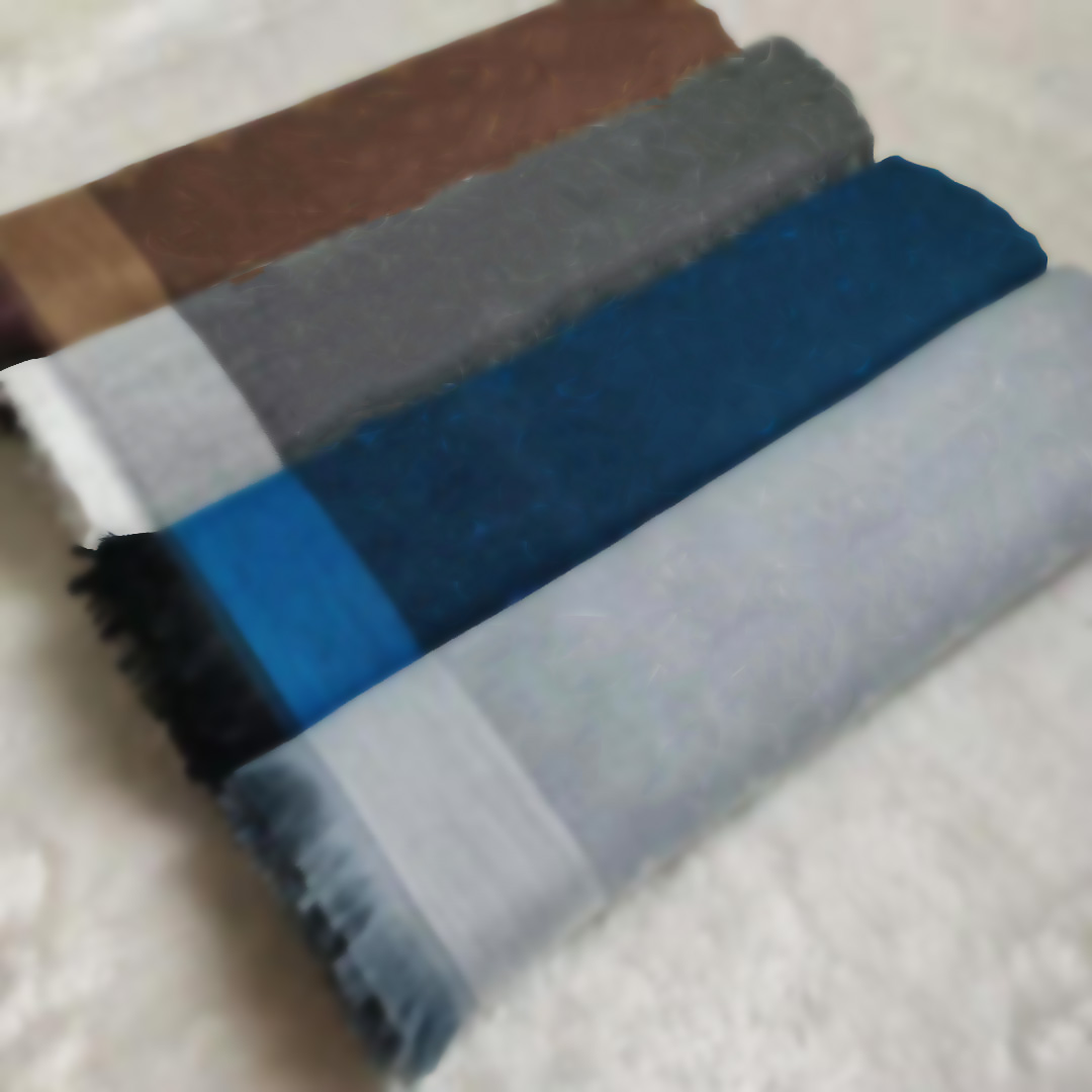 Classic fashion Scarf for Women wool silk cashmere Letter Scarfs Shawl 18color Ladies Scarves Size 140x140cm without box
Classic fashion Scarf for Women wool silk cashmere Letter Scarfs Shawl 18color Ladies Scarves Size 140x140cm without box