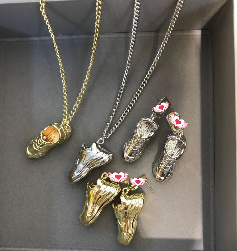 2021 European and American personality golden sneakers necklace hip hop punk street adjustable clavicle sweater chain unisex high quality
2021 European and American personality golden sneakers necklace hip hop punk street adjustable clavicle sweater chain unisex high quality
