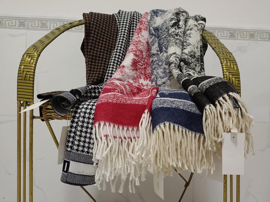 Luxury Winter Scarfs Cashmere Scarf Pashmina For Women Brand Designers warm Fashion imitate Wool Long Shawl Wrap high quality Scarves
Luxury Winter Scarfs Cashmere Scarf Pashmina For Women Brand Designers warm Fashion imitate Wool Long Shawl Wrap high quality Scarves