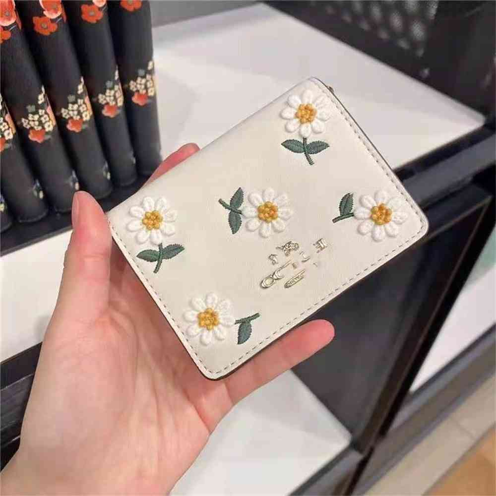 Kuojia's new wallet wild flower chain bag multi purpose single shoulder hand small daisy series short embroidery zero Clearance 75% off
Kuojia's new wallet wild flower chain bag multi purpose single shoulder hand small daisy series short embroidery zero Clearance 75% off