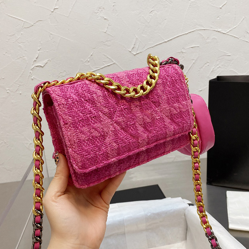 Wool texture women's shoulder bag+soft leather wallet Classic hardware chain thousand grid pattern bag Flip messenger Purse 19cm
Wool texture women's shoulder bag+soft leather wallet Classic hardware chain thousand grid pattern bag Flip messenger Purse 19cm