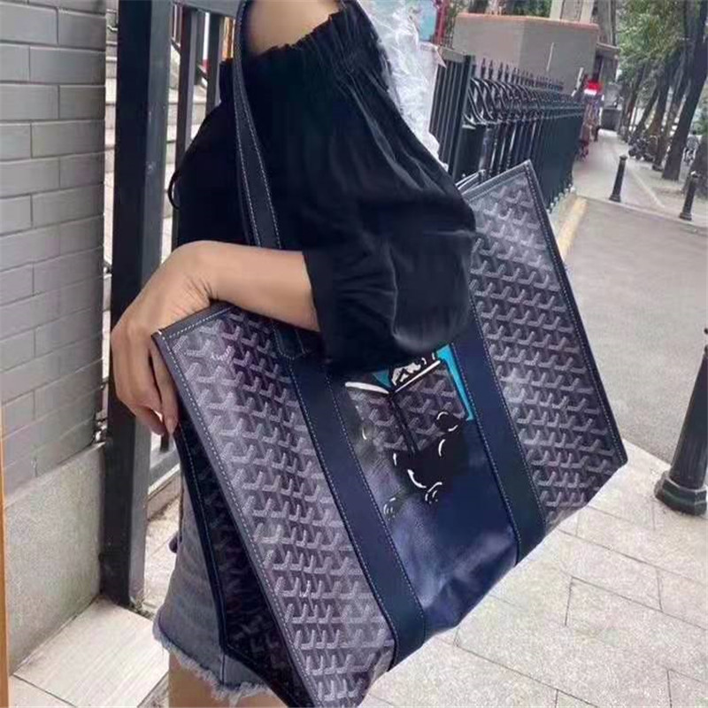 Luxury Designer Dogtooth Shopping Bags Real Leather Large Capacity Womens Goya Tote Bag One Shoulder Portable Mommy Fashion Pet Handbag
Luxury Designer Dogtooth Shopping Bags Real Leather Large Capacity Womens Goya Tote Bag One Shoulder Portable Mommy Fashion Pet Handbag