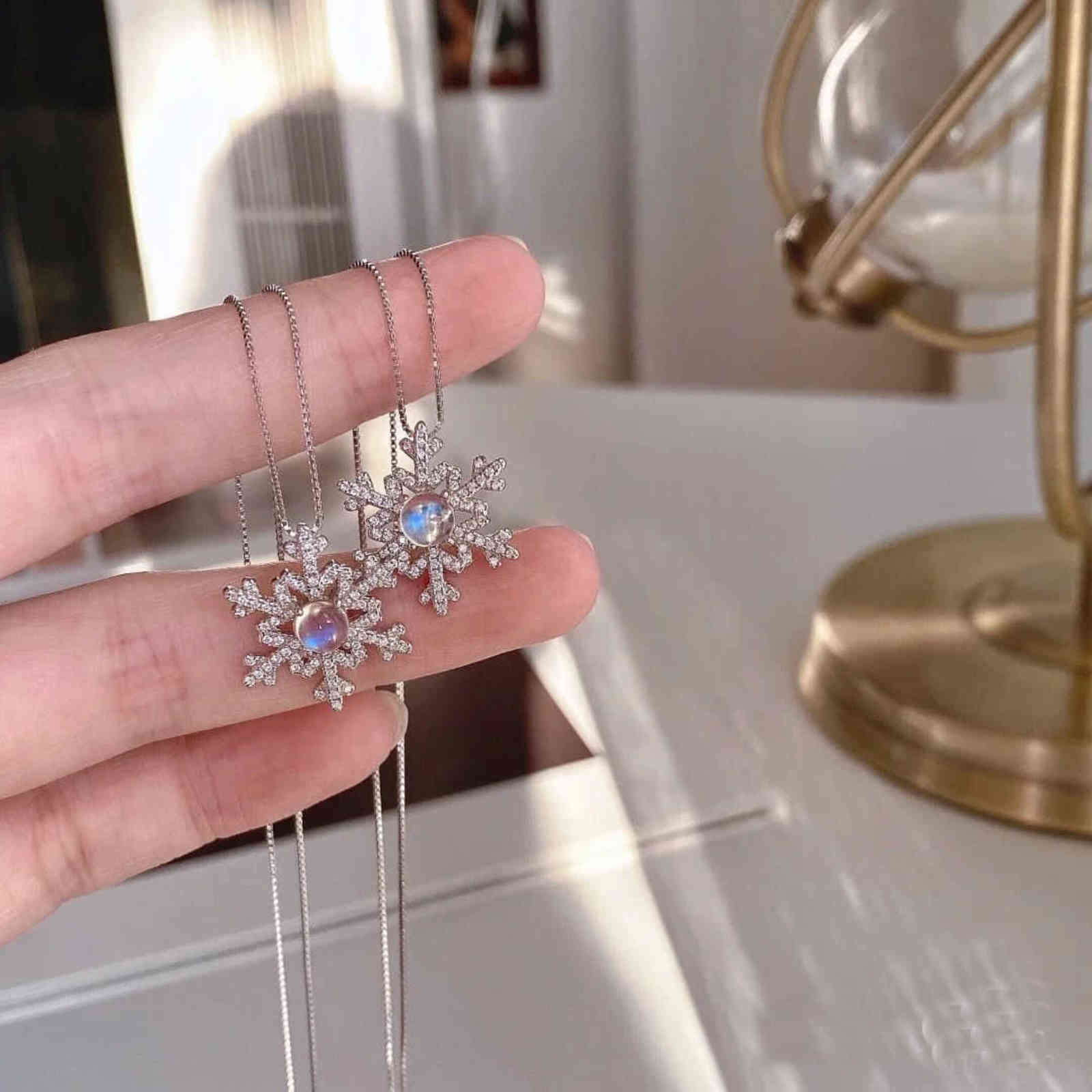 Blue Moonstone Snowflake Pendant Necklace Fashion Clavicle Chain Girl Friend Gift for Women
Blue Moonstone Snowflake Pendant Necklace Fashion Clavicle Chain Girl Friend Gift for Women