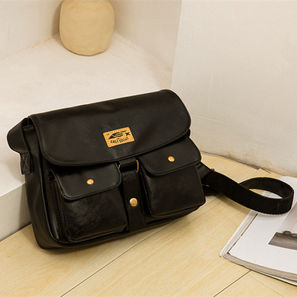 Factory wholesale men bag simple crazy horse leather messenger handbag retro leathers mailman bags college style pocket decoration shoulder handbags