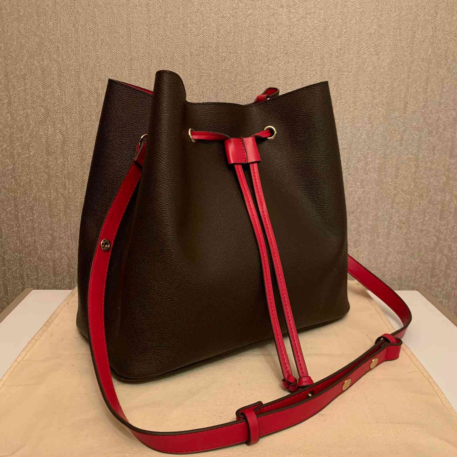 hot solds luxurys designers NEONOE Bucket Handbags flower Purses Women Tote Brand Letter Genuine Leather Shoulder Bags crossbody bag, Invoice - not sold separately
hot solds luxurys designers NEONOE Bucket Handbags flower Purses Women Tote Brand Letter Genuine Leather Shoulder Bags crossbody bag, Invoice - not sold separately