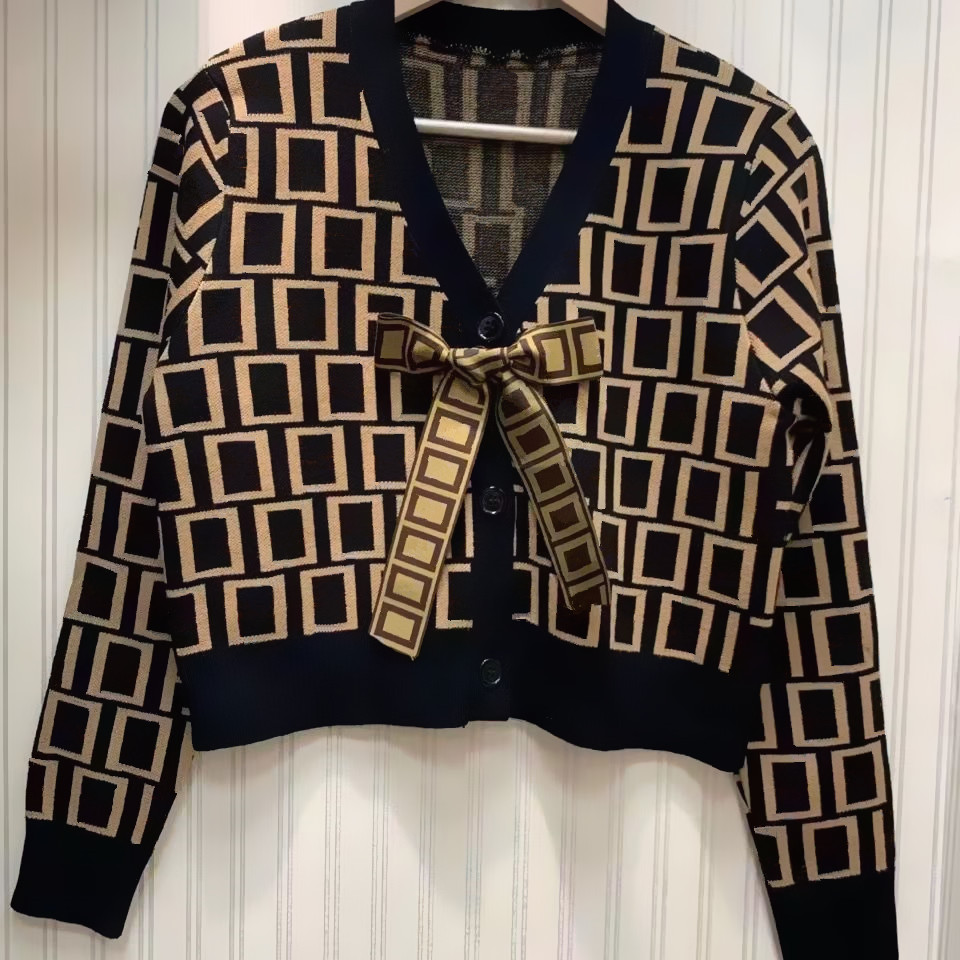 2021 new luxury high-end sweater, slim fit letter cardigan coat, women's Fashion Top, White;black
2021 new luxury high-end sweater, slim fit letter cardigan coat, women's Fashion Top, White;black