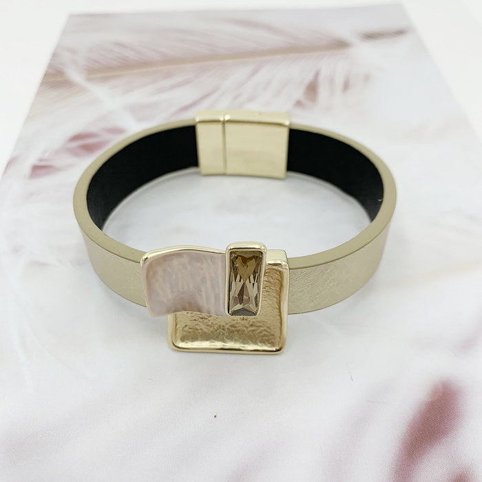 Bohemian Magnetic Tube Bar Clasp Bracelets for Women 2020 Fashion Ladies Leather Wide Wrap Crystal Bracelet Female Jewelry Gift Q0717
Bohemian Magnetic Tube Bar Clasp Bracelets for Women 2020 Fashion Ladies Leather Wide Wrap Crystal Bracelet Female Jewelry Gift Q0717