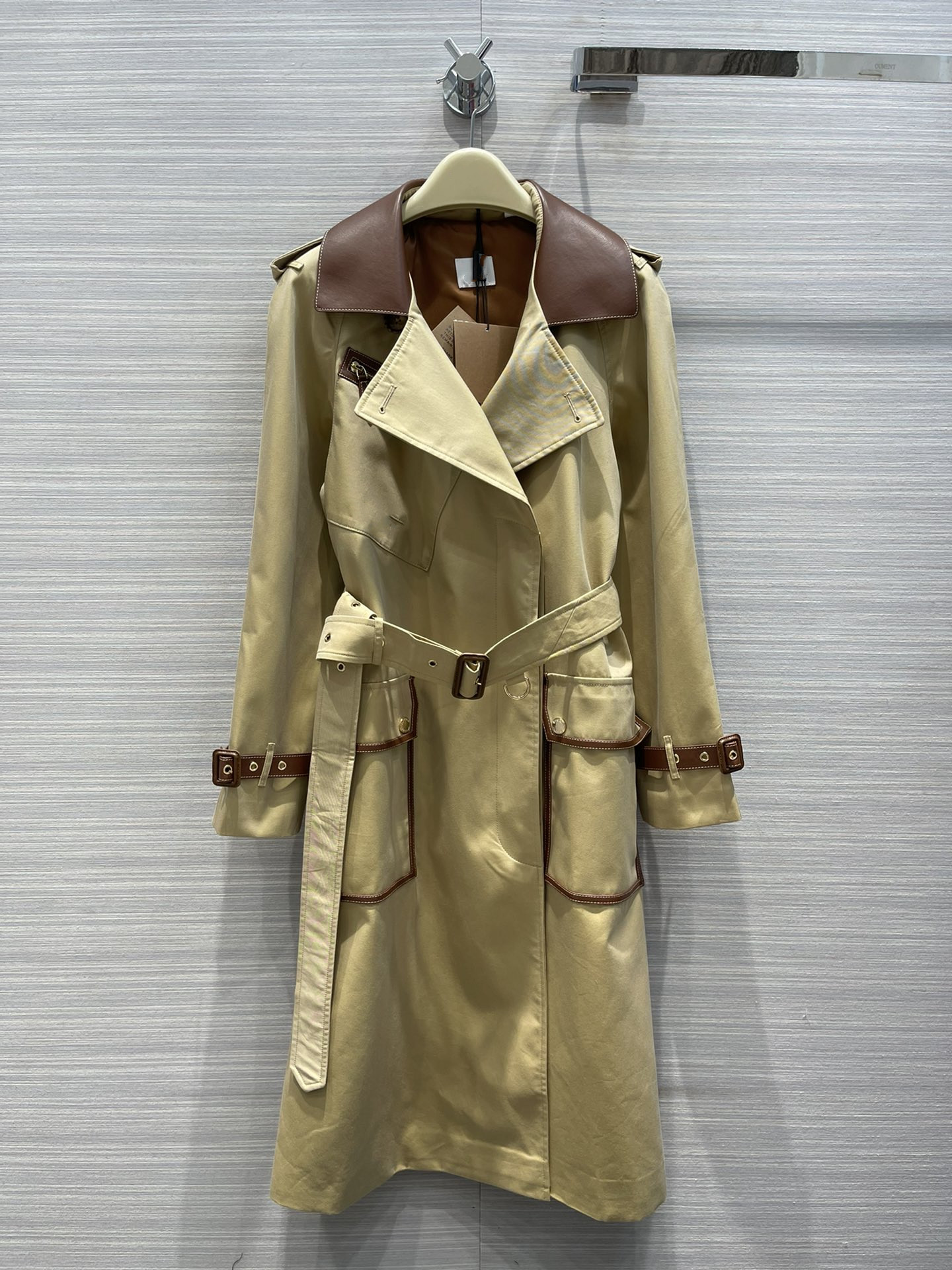 Women' Trench Coats 2021 Autumn Long Sleeve Lapel Neck Jackets Designer Brand Same Style Outerwear 0828-1, Khaki
Women' Trench Coats 2021 Autumn Long Sleeve Lapel Neck Jackets Designer Brand Same Style Outerwear 0828-1, Khaki
