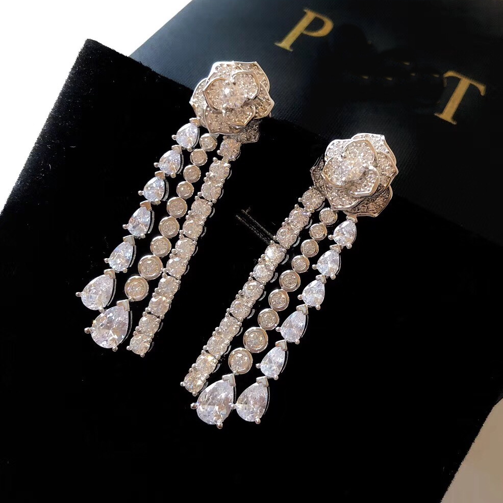 PIAGE earrings ROSE series Possession Extremely 18K gold plated sterling silver Luxury jewelry high quality brand designer Sunlight Tassel earring, Golden;silver
PIAGE earrings ROSE series Possession Extremely 18K gold plated sterling silver Luxury jewelry high quality brand designer Sunlight Tassel earring, Golden;silver