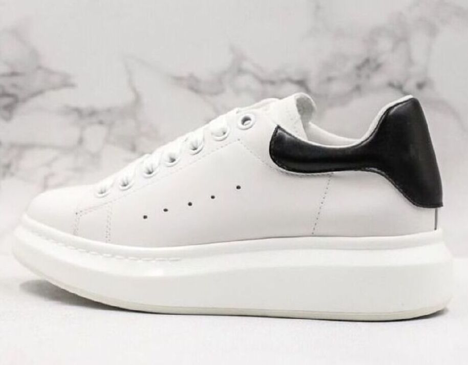 Women Dress Shoes Top High Quality Leather White Red Casual Sneakers Platform Bottoms Designers Mens Loafers Outdoor Fashion Ladies Luxurys Trainers v2
Women Dress Shoes Top High Quality Leather White Red Casual Sneakers Platform Bottoms Designers Mens Loafers Outdoor Fashion Ladies Luxurys Trainers v2
