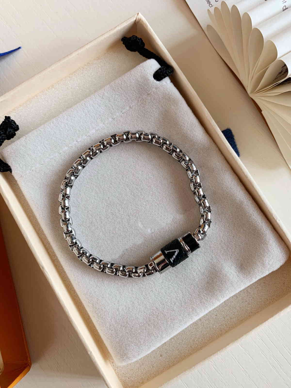 Europe America Style Men Lady Women Silver-Color Metal Thick Chain Bracelet With Wrap V Initials Leather Charm M63107, Golden;silver
Europe America Style Men Lady Women Silver-Color Metal Thick Chain Bracelet With Wrap V Initials Leather Charm M63107, Golden;silver